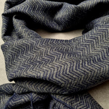 Eșarfă elegantă - Refined Stripes - Gri închis cu bleumarin