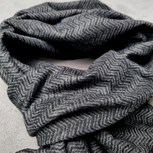 Eșarfă elegantă - Refined Stripes - Gri închis cu negru